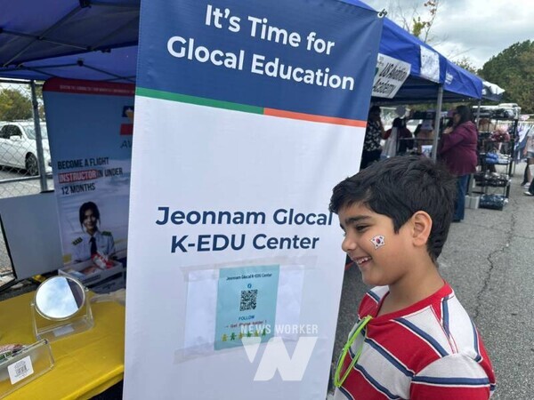 애틀랜타 코리안페스티벌에 참가한 어린이 관람객이 태극기 문양의 페이스페인팅을 한 뒤 기념사진 촬영하고 있다.