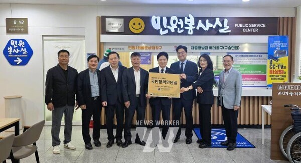 김대중 전라남도교육감(왼쪽 다섯 번째)과 전남교육청 간부들이 ‘국민행복민원실’ 재인증 현판을 들고 기념사진 촬영을 하고 있다.