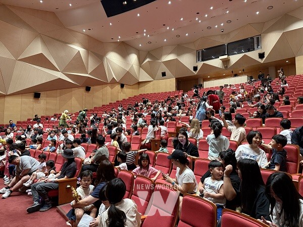 피터팬 공연이 끝나고 객석에서 사진 촬영이 한창인 모습