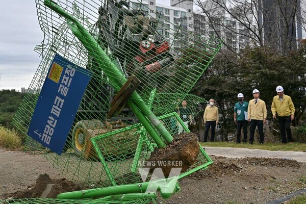  광주 서구(구청장 김이강)는 15일 법과 원칙을 무시한 풍암동 금당산 내 불법 파크골프장 조성 행위(형질변경, 시설물, 공조물 설치 등)에 대해 '행정대집행'을 단행했다. 광주 서구 제공