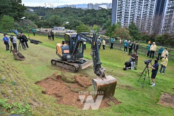  광주 서구(구청장 김이강)는 15일 법과 원칙을 무시한 풍암동 금당산 내 불법 파크골프장 조성 행위(형질변경, 시설물, 공조물 설치 등)에 대해 '행정대집행'을 단행했다. 광주 서구 제공