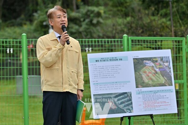 김이강 광주 서구청장이 15일 풍암동 금당산 내 조성된 불법 파크골프장 일원에서 행정대집행 개시 선언을 하고 있다. 광주 서구 제공