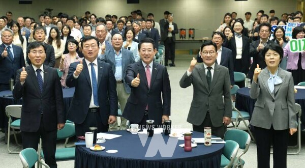 김영록 전라남도지사가 15일 오전 도청 왕인실에서 열린 공감과 소통을 위한 ‘10월 정례조회’에서 직원들과 기념촬영을 하고 있다.