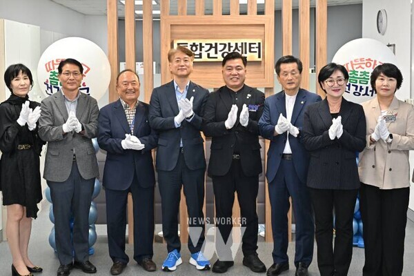 김이강 광주 서구청장이 16일 서구청 들불홀에서 열린 ’서구 통합건강센터 개소식‘에서 인사말을 하고 있다. 광주 서구 제공2) 김이강 광주 서구청장이 16일 서구청 들불홀에서 열린 ’서구 통합건강센터 개소식‘에서 강기정 광주광역시장 등 참석자들과 기념촬영을 하고 있다. 광주 서구 제공3) 김이강 광주 서구청장이 16일 서구 통합건강센터에서 참석자들과 제막식을 갖고 있다. 광주 서구 제공4) 김이강 광주 서구청장이 16일 서구 통합건강센터에서 참석자들과 센터 의료장비 운영 시연 등을 살펴보고 있다. 광주 서구 제공