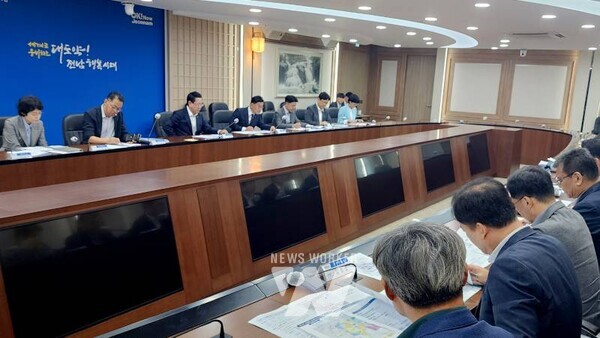 김영록 전라남도지시가 16일 도청 서재필실에서 ‘에너지 미래도시 100일 플랜 점검 회의’를 주재하고 있다.