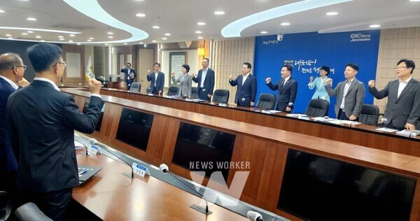 김영록 전라남도지시가 16일 도청 서재필실에서 ‘에너지 미래도시 100일 플랜 점검 회의’를 주재하고 있다.