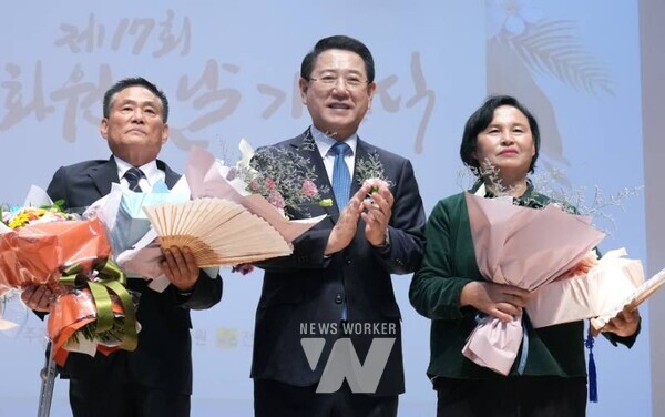 김영록 전라남도지사가 16일 순천만생태문화교육관에서 열린 ‘제17회 전남문화원의 날’에 참석해 유공자에게 표창장을 수여한 뒤 기념촬영하고 있다.