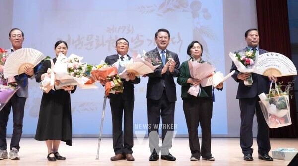 김영록 전라남도지사가 16일 순천만생태문화교육관에서 열린 ‘제17회 전남문화원의 날’에 참석해 유공자에게 표창장을 수여한 뒤 기념촬영하고 있다.