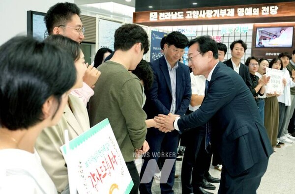 전라남도는 16일 도청 왕인실에서 제43대 명창환 행정부지사 퇴임식을 개최했다.