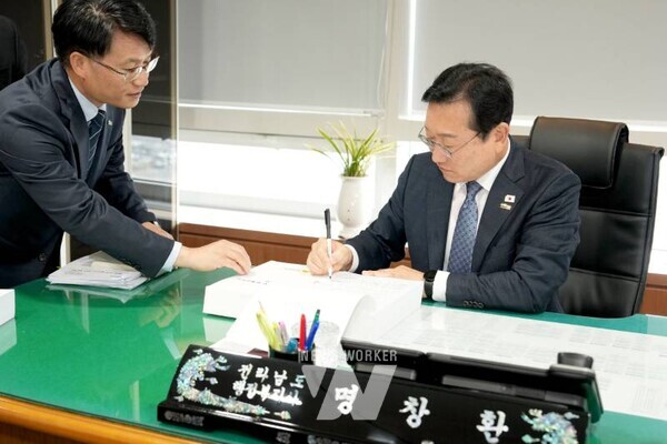 전라남도는 16일 도청 왕인실에서 제43대 명창환 행정부지사 퇴임식을 개최했다.