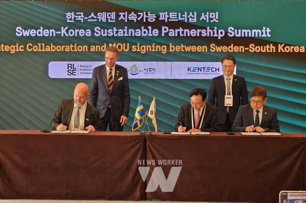 윤병태 시장(오른쪽 세 번째)이 업무협약 체결을 위해 서명을 하고 있다.(사진 제공-나주시)