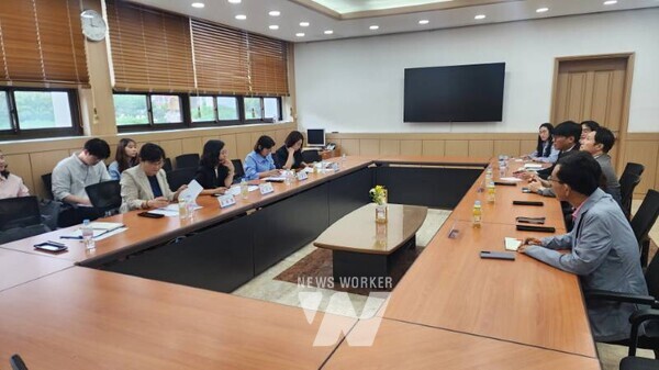 광주광역시(시장 강기정)는 16일 라이즈(RISE·지역혁신중심 대학지원체계) 사업의 수행 대학인 동강대학교 라이즈사업단을 방문해 추진 상황을 점검하고 현장 관계자와 간담회를 가졌다.