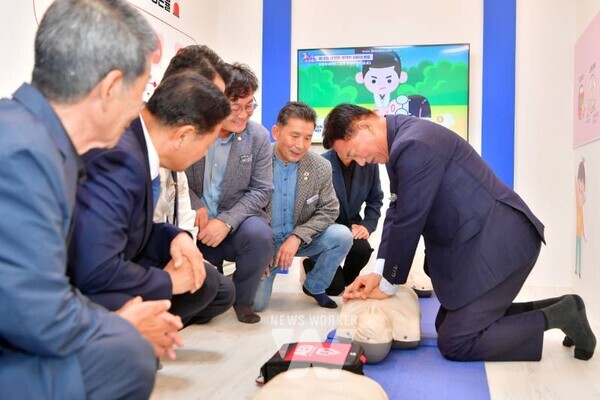 김한종 장성군수가 15일 심폐소생술 체험관을 찾아 직접 실습에 참여했다. 장성군 제공