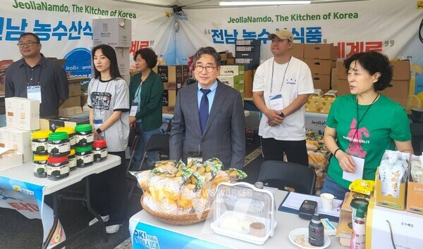 강상구 나주시 부시장(오른쪽 세 번째)이 ‘LPGA BMW 레이디스 챔피언십’ 현장에서 나주배 홍보를 함께하고 있다.(사진 제공-나주시)