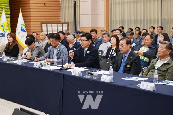 보성군, ‘2025년 전라남도 정책비전투어’ 성황리 개최_김철우 보성군수가 환영사를 말씀하고 있다.