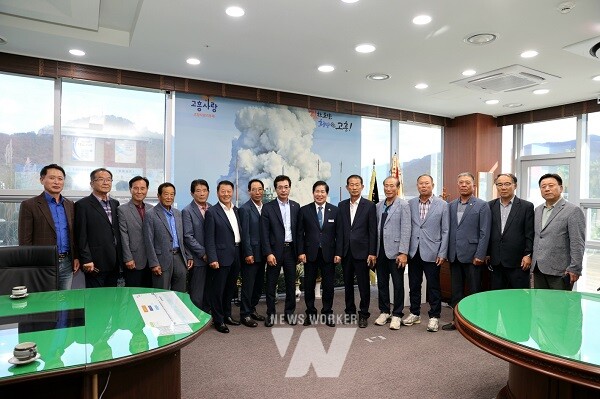 이장단 협의회와 소통간담회 - 왼쪽 8번째부터 류병석 고흥군 이장단 협의회장, 공영민 고흥군수