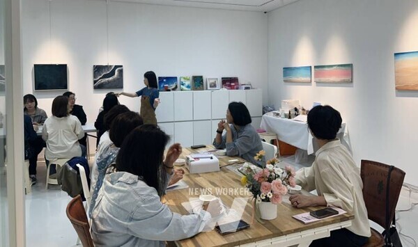 여수 진로체험처를 방문해 교과 연계형 진로체험 설계 방안을 논의하고 있다.