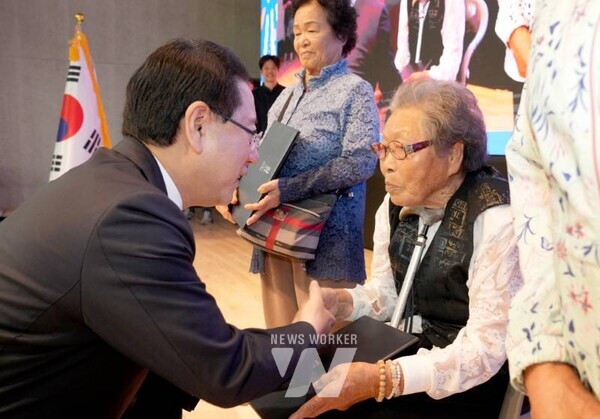 김영록 전라남도지사가 17일 화순 하니움문화스포츠센터에서 열린 ‘2025년 전라남도 평생교육 어울림의 날’ 행사에서 시화전에 입상한 어르신들을 격려하고 있다.(2025년 전라남도 평생교육 어울림의 날3)김영록 전라남도지사가 17일 화순 하니움문화스포츠센터에서 열린 ‘2025년 전라남도 평생교육 어울림의 날’ 행사에서 시화전 입상자들에게 도지사상을 수여하고 기념촬영을 하고 있다.(2025년 전라남도 평생교육 어울림의 날4)김영록 전라남도지사가 17일 화순 하니움문화스포츠센터에서 열린 ‘2025년 전라남도 평생교육 어울림의 날’ 행사에서 한 어르신이 작성한 시화엽서를 선물로 받고 있다.