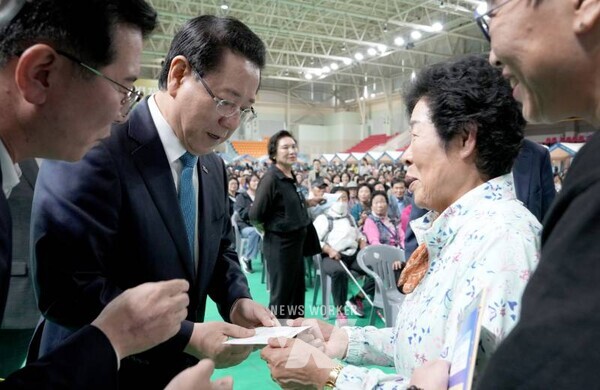 김영록 전라남도지사가 17일 화순 하니움문화스포츠센터에서 열린 ‘2025년 전라남도 평생교육 어울림의 날’ 행사에서 한 어르신이 작성한 시화엽서를 선물로 받고 있다.