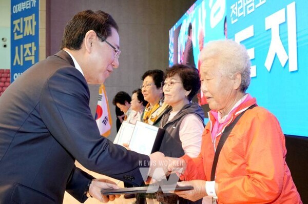 김영록 전라남도지사가 17일 화순 하니움문화스포츠센터에서 열린 ‘2025년 전라남도 평생교육 어울림의 날’ 행사에서 시화전에 입상한 어르신들을 격려하고 있다