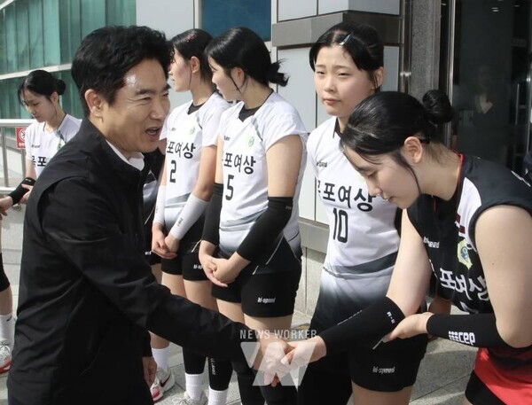 김대중 전라남도교육감이 17일 ‘제106회 전국체육대회’ 배구 경기가 열리고 있는 부산학생교육문화회관을 찾아 목포여자상업고등학교 배구팀을 격려하고 있다.