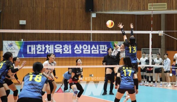  ‘제106회 전국체육대회’에 출전한 목포여자상업고등학교 배구팀이 강릉여자고등학교 배구팀과 경기하고 있다.