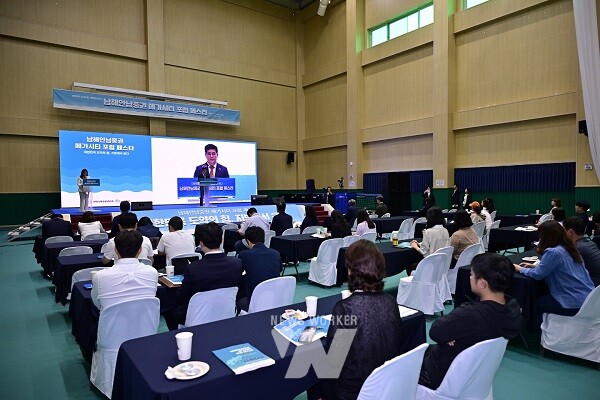 17일 순천 어울림체육센터에서 열린 ‘남해안남중권 메가시티 포럼’에 전남·경남 등 9개 지자체 공무원, 전문가, 시민들이 참석해 생활권 기반의 광역 발전 전략을 논의했다