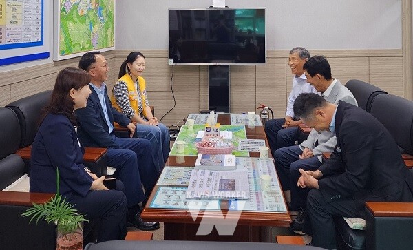 대한적십자사봉사회 나주지구협의회가 사랑의 쿠키 상자 기탁식을 가지기 전 관계자들과 차담회를 진행하고 있다. (왼쪽 시계방향으로 이선미 맞춤형복지팀장, 김강정 의회운영위원장, 손현화 적십자봉사회 나주지구협의회장, 김종완 대광로제비앙경로당 회장, 이계택 빛가람동 노인회장, 김귀남 빛가람동장/사진 제공-나주시