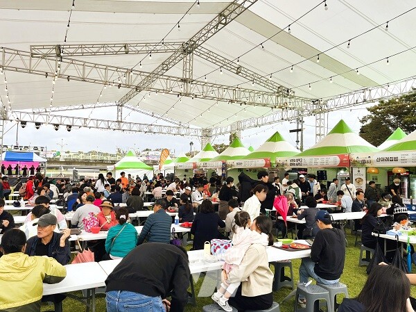 장성 황룡강 가을꽃축제가 열린 18일, 우천에도 향토식당에 많은 인파가 몰렸다. 장성군 제공