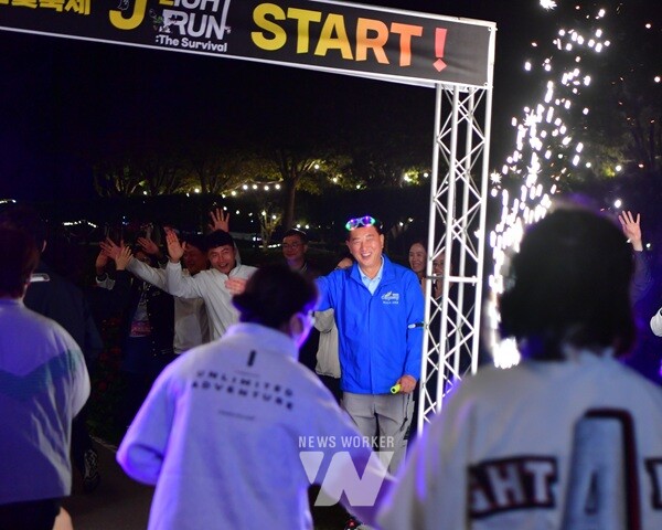 김한종 장성군수가 J-라이트 런 출발 지점에서 참가자들에게 응원 메시지를 전하고 있다. /장성군 제공