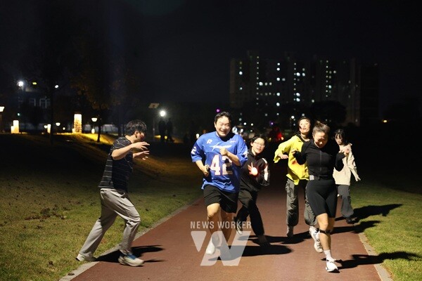 J-라이트 런 참가자들이 좀비를 피해 달리고 있다. /장성군 제공