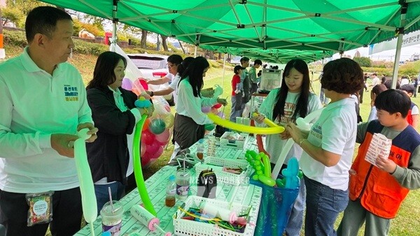 지난 18일, 광양제철소 하늬바람 풍선아트 재능봉사단이 '제18회 푸른성장청소년대축제'에서 어린이들과 함께 풍선아트를 만들고 있다.
