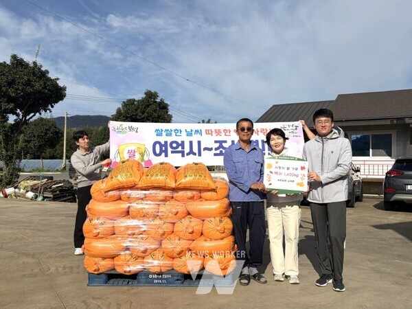 채원농원에서 백미(20kg) 70포를 기탁했다(왼쪽 채원농원 대표 김채원, 가운데 조성면장 정인숙)