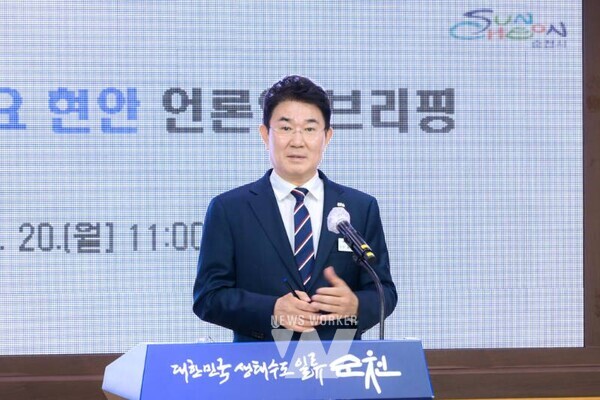 노관규 순천시장이 20일 시청 소회의실에서 열린 주요 현안 언론인 브리핑에서 발언하고 있다
