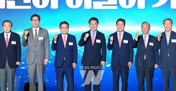 김영록 전라남도지사가 20일 부산 벡스코 컨벤션홀에서 열린 ‘2025 남해안 미래비전 포럼’에 참석해 박형준 부산시장, 박완수 경남도지사 등 주요 내·외빈들과 기념촬영을 하고 있다.