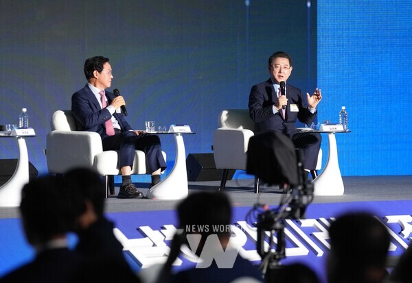 김영록 전라남도지사가 20일 부산 벡스코 컨벤션홀에서 열린 ‘2025 남해안 미래비전 포럼’에 참석해 박형준 부산시장, 박완수 경남도지사와 남해안권 발전 비전 및 지역 현안 등에 대한 정책토크를 하고 있다.