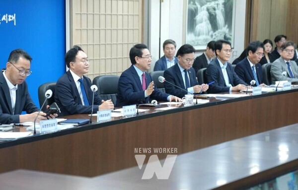 김영록 전라남도지사가 21일 도청 서재필실에서 ‘인공태양 연구시설 유치 공모 회의’를 주재한 뒤 참석자들과 유치 기원 세리머니를 하고 있다.(인공태양 연구시설 유치 공모 회의 2, 3)김영록 전라남도지사가 21일 도청 서재필실에서 ‘인공태양 연구시설 유치 공모 회의’를 주재하고 있다.