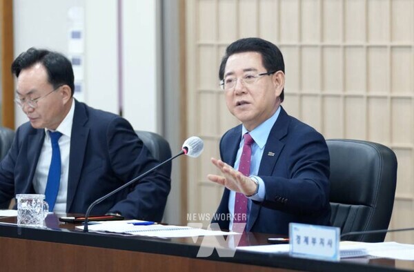 김영록 전라남도지사가 21일 도청 서재필실에서 ‘인공태양 연구시설 유치 공모 회의’를 주재한 뒤 참석자들과 유치 기원 세리머니를 하고 있다.(인공태양 연구시설 유치 공모 회의 2, 3)김영록 전라남도지사가 21일 도청 서재필실에서 ‘인공태양 연구시설 유치 공모 회의’를 주재하고 있다.