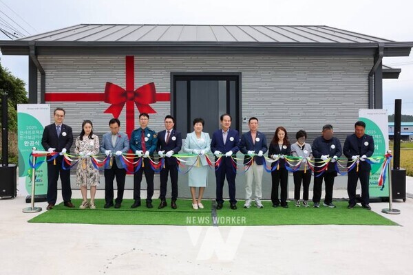 전남 진도군은 지난 17일(금) 의신면에서 ‘천사 프로젝트 천사 보금자리’ 준공식을 개최하고, 주거 환경이 열악한 가정을 위해 새로운 보금자리를 마련했다