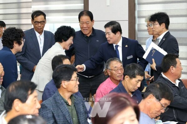 전남 고흥군(군수 공영민)이 지난 8월 고흥읍을 시작으로 군정 현안 및 추진 방향을 공유하고 군민들의 의견을 청취하기 위해 16개 읍･면을 방문하며 현장 소통 행보를 이어가고 있다