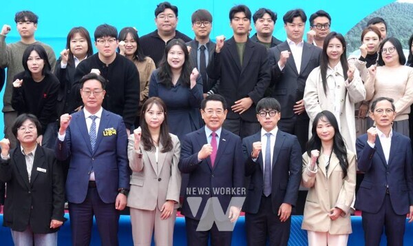 김영록 전라남도지사가 21일 무안 오룡리에서 열린 ‘전라남도 서부권 청년비전센터 기공식’에 참석해 주요 내빈과 기념촬영을 하고 있다.