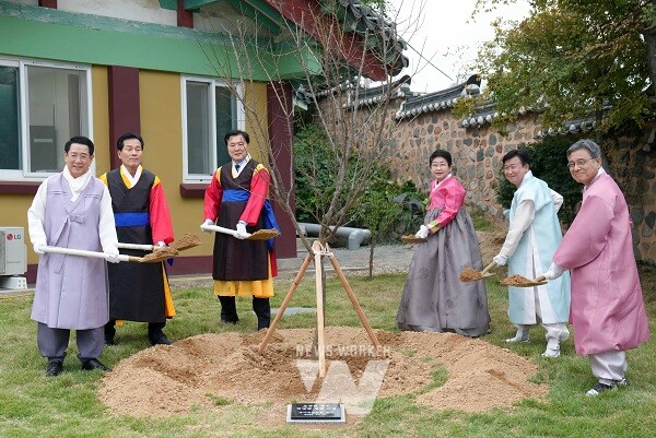 김영록 전라남도지사가 21일 여수 진남관에서 열린 ‘여수 진남관 해체복원 기념식’에 참석해 주요 내빈과 기념식수를 하고 있다.