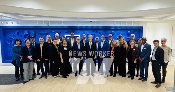 지난 16일 미국 메릴랜드주 록빌에 위치한 굿윌스토어 본사에서 우리금융그룹 임종룡 회장(가운데)와 GII 임직원들이 기념사진을 촬영했다.