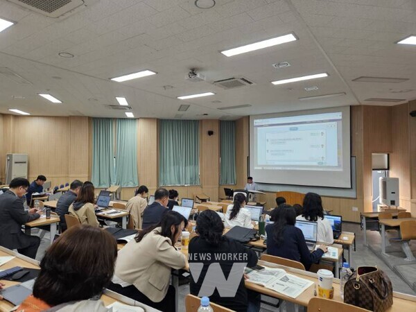 연수에 참여한 교원들이 ‘모두의 한국어’ 시스템을 활용하고 있다.