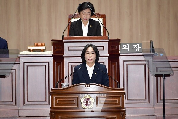 이귀순 시의원(더불어민주당)은 최근 시정질문을 통해, 광주시의 채무가 2조 1,675억 원으로 5년 전 대비 두 배 이상 늘었으며, 전국 주요 도시 중 가장 높은 수준이라고 지적했다.