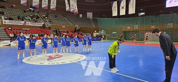 ‘제106회 전국체육대회‘에서 놀라운 팀 경기력을 보여준 무안고등학교 여자 핸드볼팀이 동메달을 수여받고 있다.