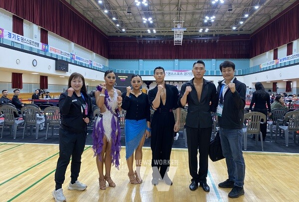 ‘제106회 전국체육대회‘ 댄스스포츠 종목에서 금 3, 은 2개를 획득한 댄스스포츠 선수들이 단체사진을 촬영하고 있다.