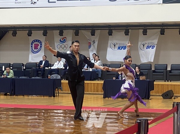 ’제106회 전국체육대회‘ 에 출전한 댄스스포츠 선수들이 경기를 펼치고 있다.