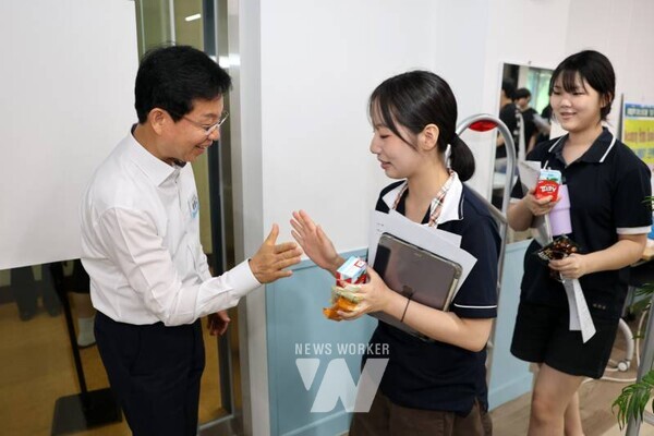 박병규 광산구청장이 지난 7월 성덕고등학교 학생들과 함께하는 찾아가는 경청 구청장실을 진행한 뒤 학생들과 ‘하이파이브’ 인사를 나누고 있다.