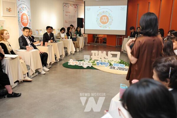 박병규 광산구청장이 지난 13일 이야기꽃도서관에서 그림책 활동가와 함께하는 찾아가는 경청 구청장실을 열고, 활동가들의 이야기를 듣고 있다.